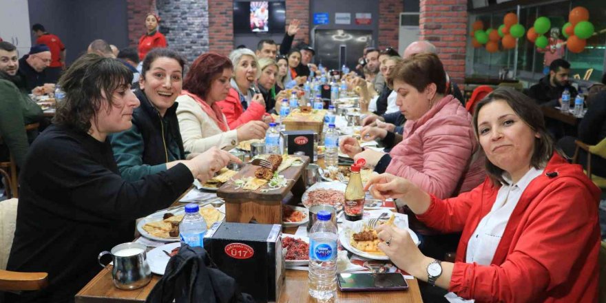 Karnavala gelip kebap ve şırdana akın ettiler