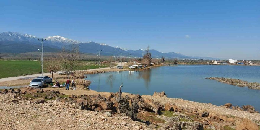 Volkanik göl piknikçilerin akınına uğruyor