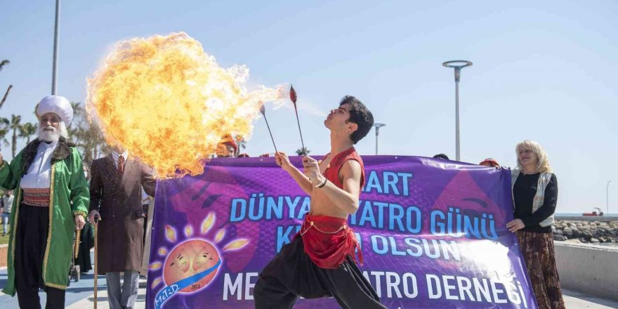 Mersin’de ’Dünya Tiyatro Günü’ kutlandı