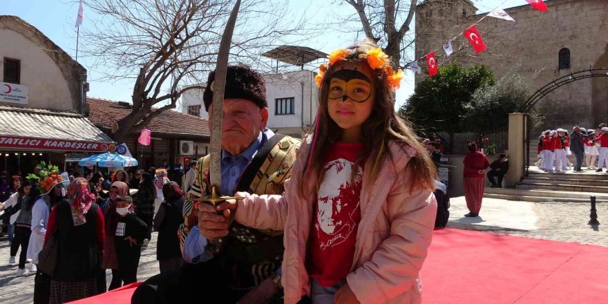 Portakal Çiçeği Karnavalı Kozan’ı coşturdu