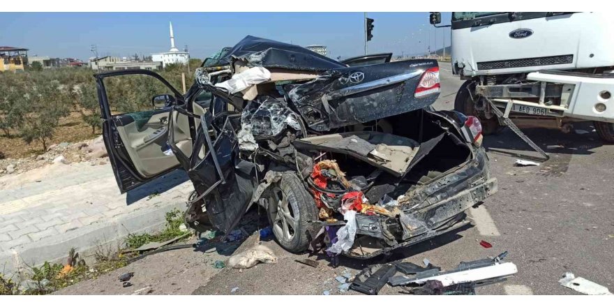 Hatay’da kamyon ile otomobil çarpıştı: 5 yaralı