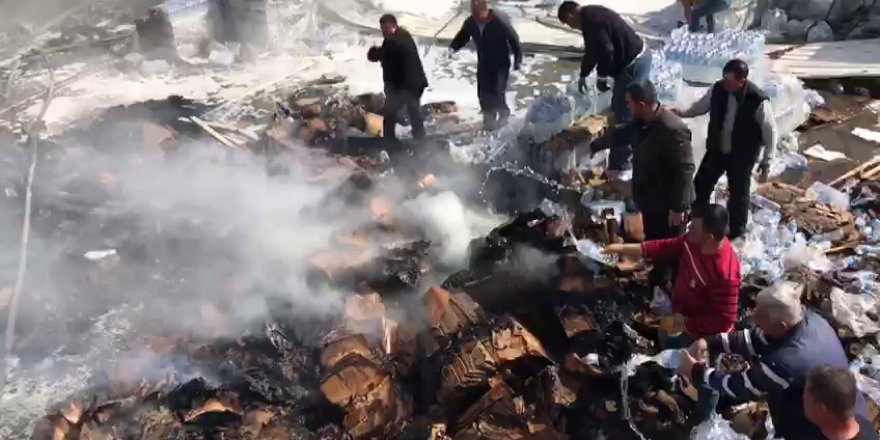 Su fabrikasındaki yangına pet şişeyle müdahale