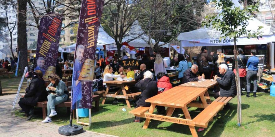 "Piton Döner" Portakal Çiçeği Karnavalı’na damga vurdu