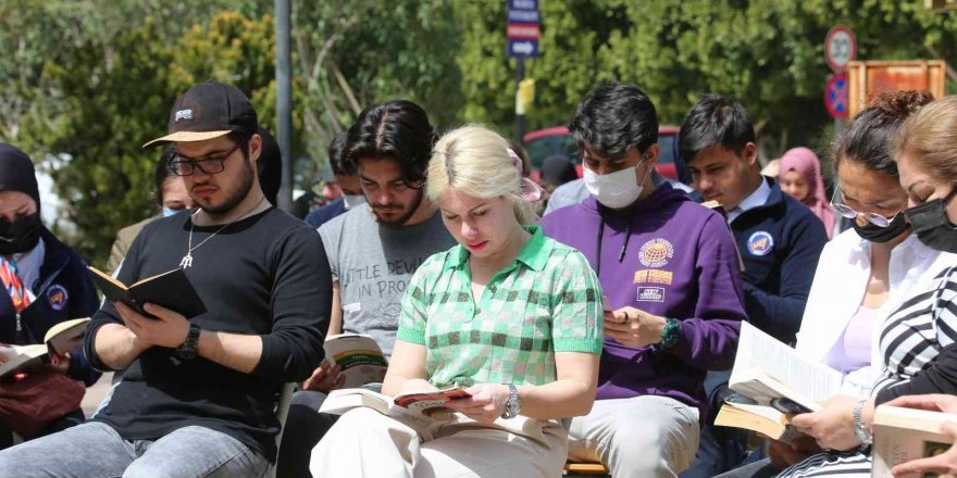 Rektör Özkan, öğrencilerle kitap okuma etkinliğinde buluştu