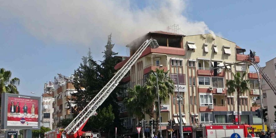 Antalya’da mahalleyi dumana boğan yangın