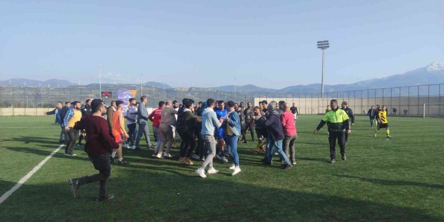 Yumruklu kavgada futbolculardan biri hastanelik oldu