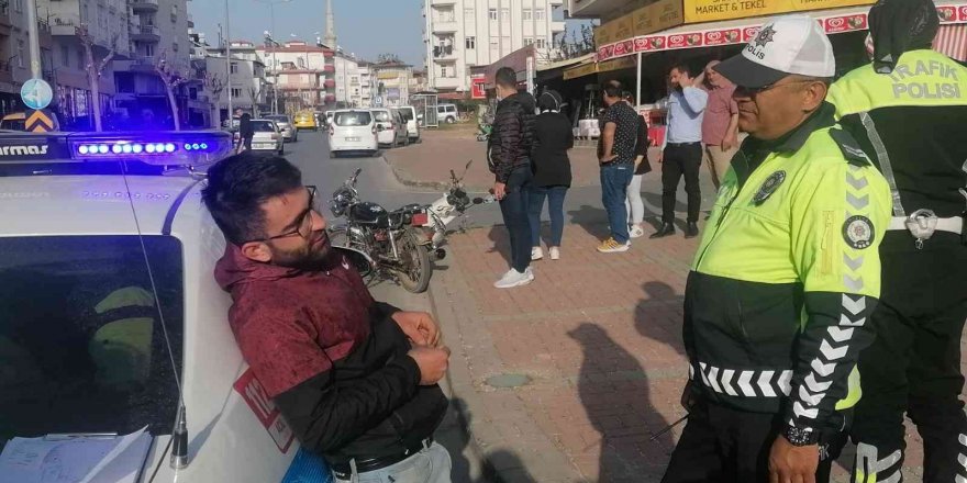 Hurdaya ayrılan motosiklet ile kaza izlerken yakalandı, polise "Bu defa görmezden gelin" dedi