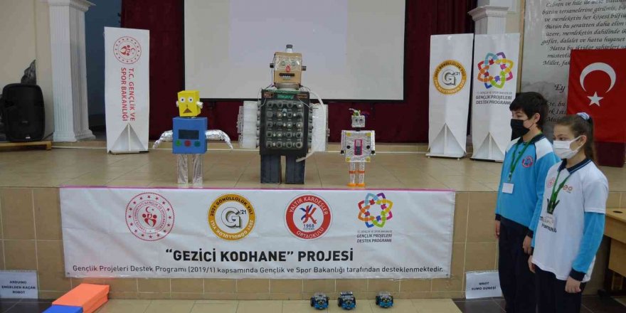 Öğrenciler yaptıkları robotları tanıttı