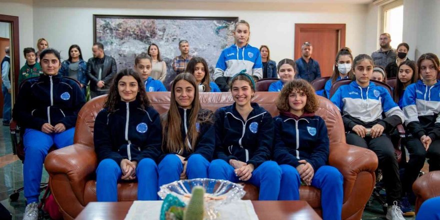 Şampiyon voleybolcu kızlardan Başkan Akay’a kupalı teşekkür