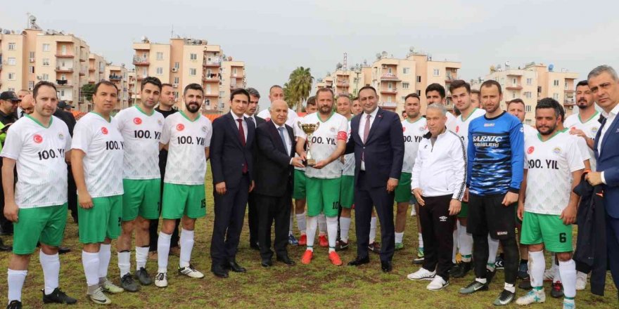 3 Ocak Kurumlar Arası Futbol Turnuvasının şampiyonu Toroslar Belediyesi