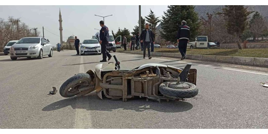 Otomobilin çarptığı elektrikli bisiklet sürücüsü yaralandı