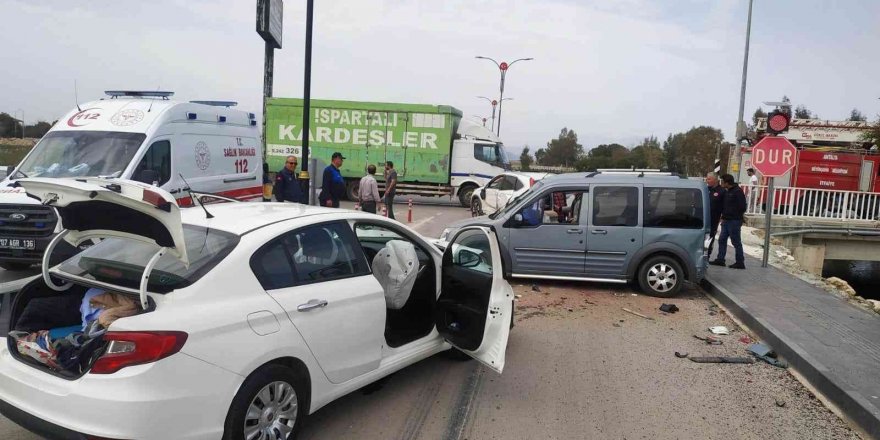 Antalya’da 4 aracın karıştığı zincirleme kazada 5 kişi yaralandı