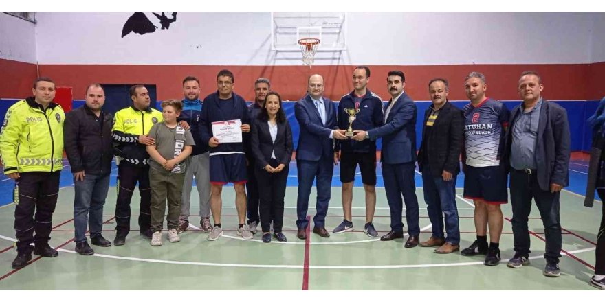 Bozyazı’da kurumlar arası voleybol turnuvası sona erdi