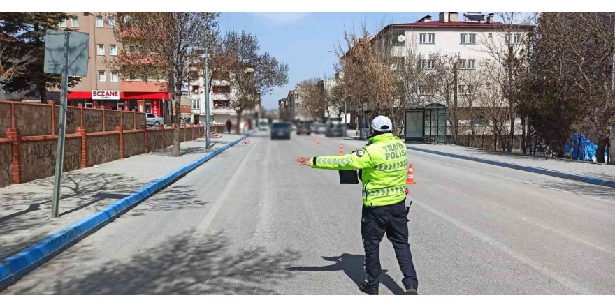 Kamera yok diye kırmızı ışıkta geçenler sivil ekibe yakalandı