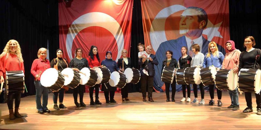 Mersinlileri sahura kadın Ramazan davulcuları uyandırdı