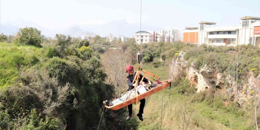 Düştüğü 20 metrelik vadiden 2 saat süren operasyonla kurtarılan adam: “Kendi soruşturmamı kendim yapacağım”