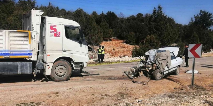 Kamyon otomobili hurdaya çevirdi: 1 ölü