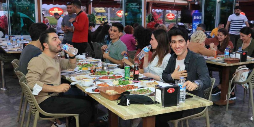 İftarda Adanalılar Kebapçılara Akın Etti