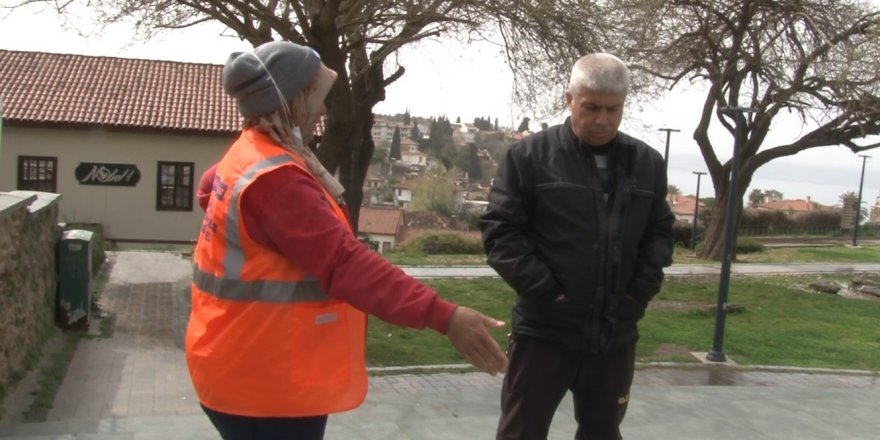 Kadın simitçi ile kadın temizlik görevlisinin tartışması ağlattı