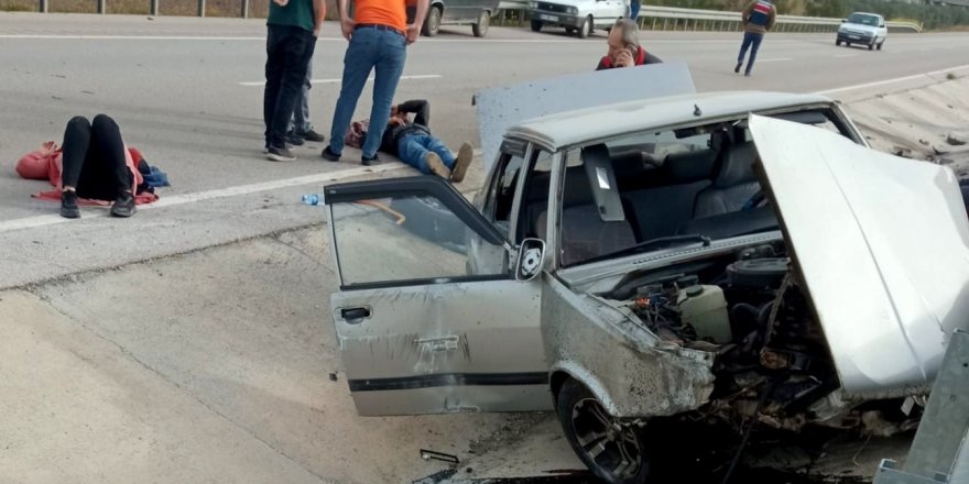 Osmaniye’de otomobil bariyerlere çarptı: 1’i ağır 4 yaralı