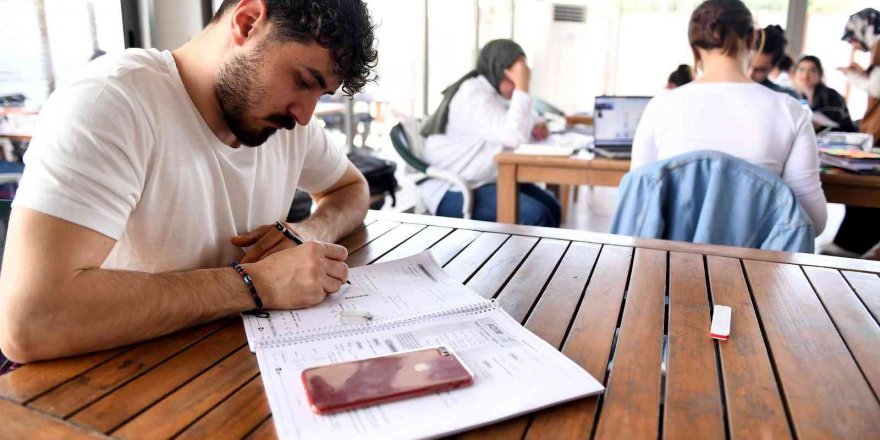 Öğrenciler Büyükşehir Belediyesinin kütüphanesinde sınava hazırlanıyor