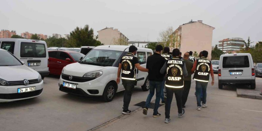 Yabancı uyruklu şahısların aracını "polis" diye durdurup, eşyalarını yağmaladılar