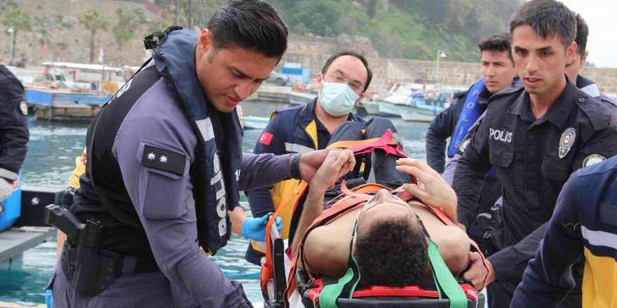 Antalya’da falezlerden düşen üniversite öğrencisini, deniz polisi kurtardı