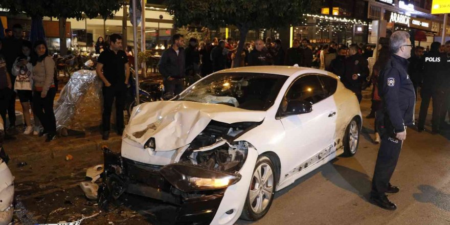 Önce önündeki otomobile ardından park halindeki araçlara çarptı: 2 yaralı