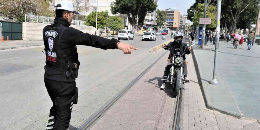 Antalya’da polisin şok denetimine tramvay yolunda yakalanan gencin son pişmanlığı fayda etmedi