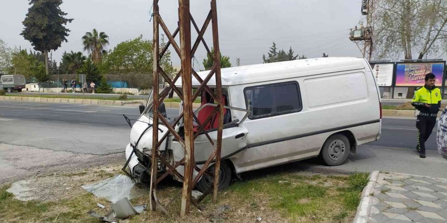 Minibüs elektrik direğine çarptı: 4 yaralı