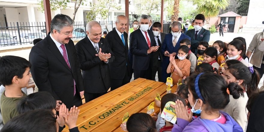 Osmaniye Belediyesinden öğrencilere ahşap piknik masası