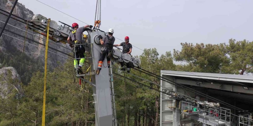 Antalya’da 4 bin 350 metre uzunluğundaki teleferiğin çekici halatı değiştirildi