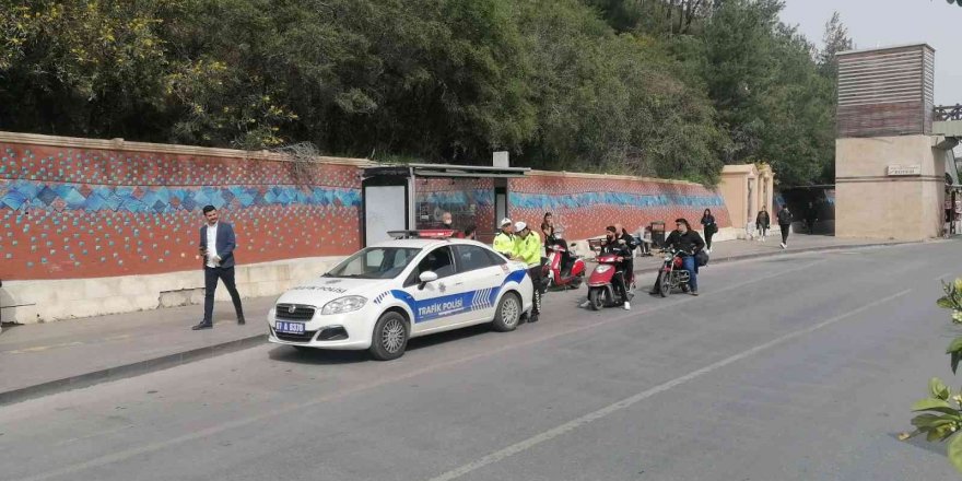 Trafik ekiplerinden kask takmayan motosiklet sürücülerine af yok