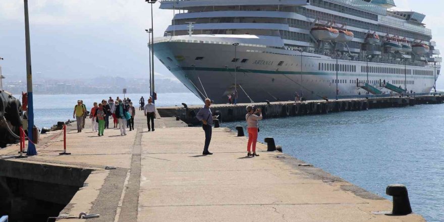 Yılın ilk kruvaziyeri 690 yolcusu ile Alanya’da