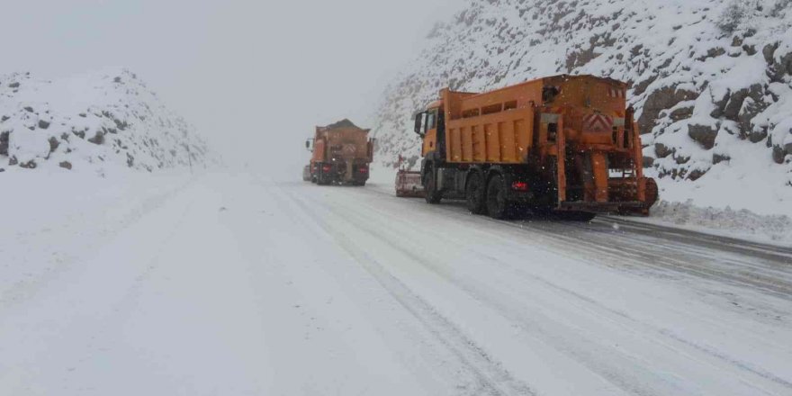 Antalya’ya nisan ayında kar yağdı