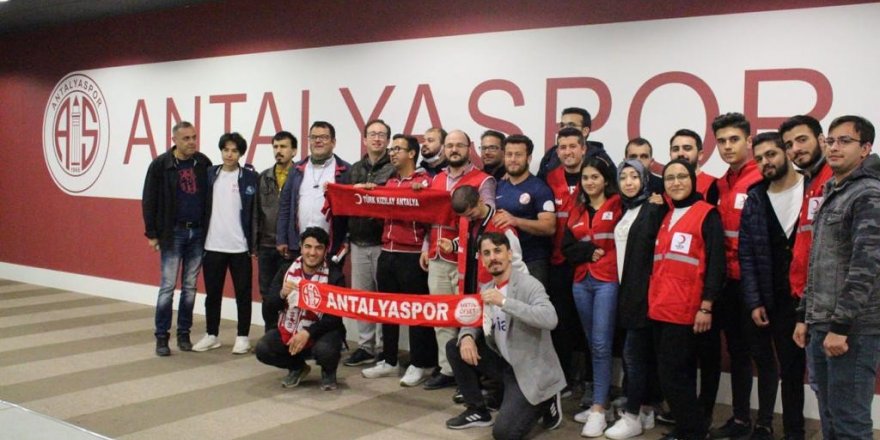 Kızılay gönüllüleri, Antalyaspor maçını görme engellilere betimlemeli maç anlattı