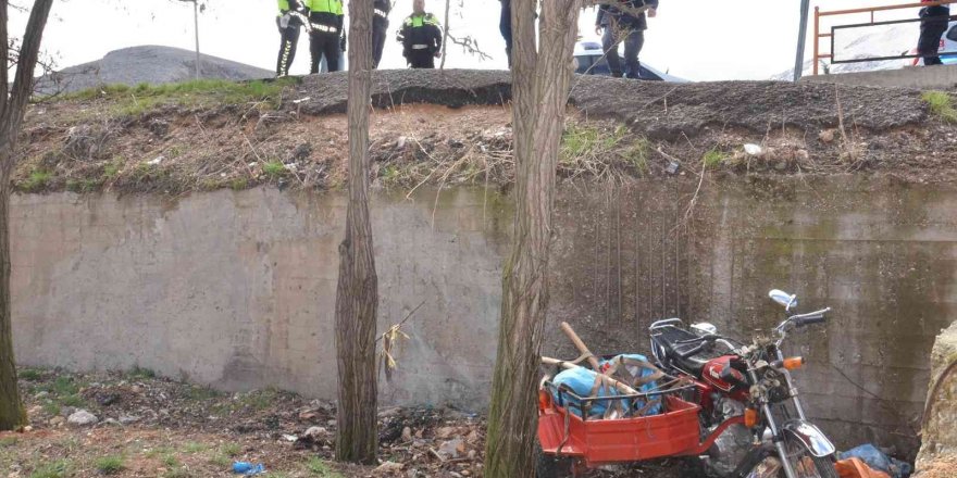 3 metrelik boşluğa düşen motosikletteki karı-koca yaralandı