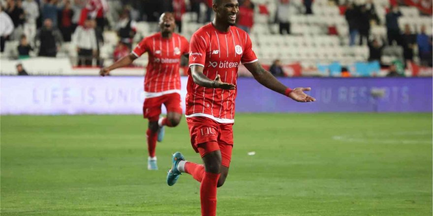 Antalyaspor’da Haji Wright’ın performansı sevindiriyor