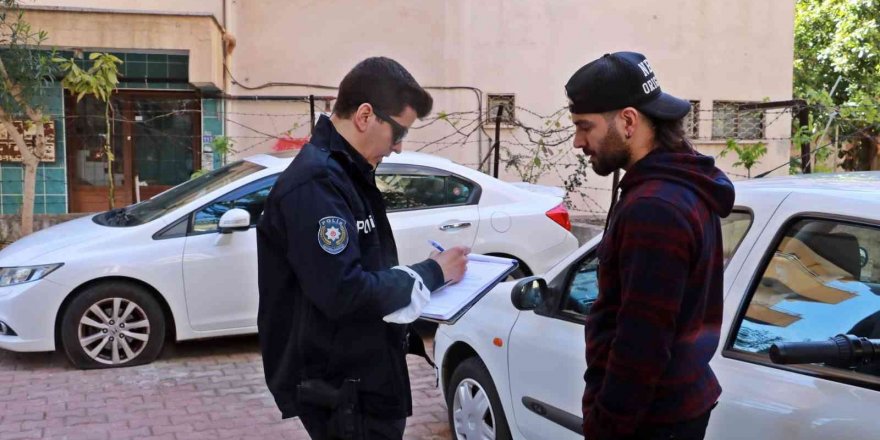 Park halindeki otomobillerin lastiklerini bıçakla patlatıp kaçtılar