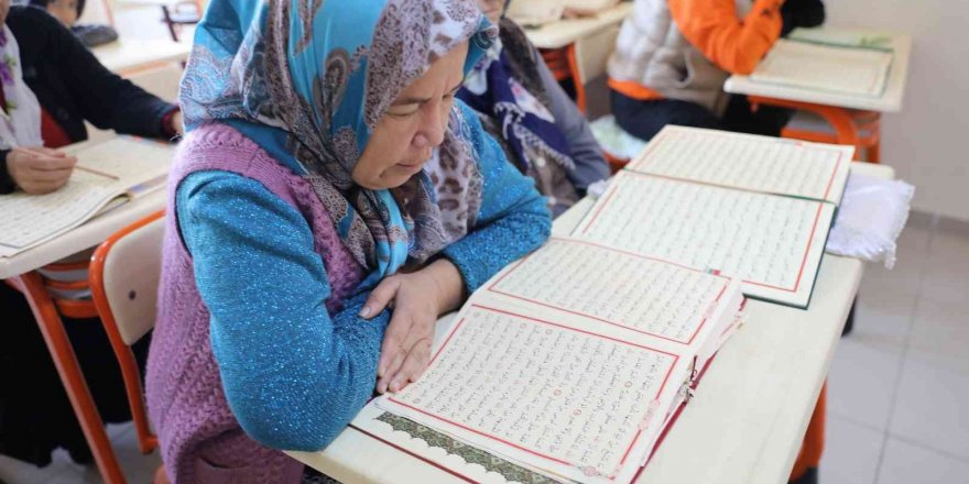 Yüreğir’de kadınlar Kur’an-ı Kerim öğreniyor