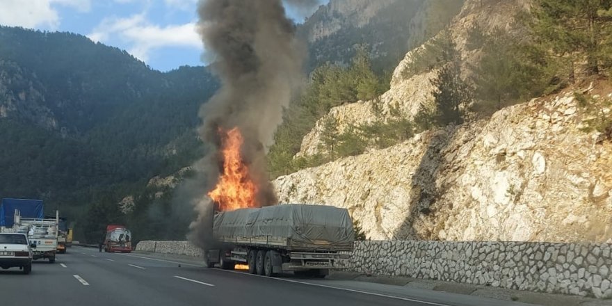 Tarsus’ta seyir halindeki tır yandı