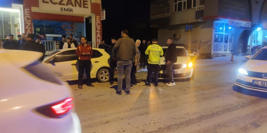 Hatay’da virajı alamayan otomobil park halindeki araçlara çarptı: 3 yaralı