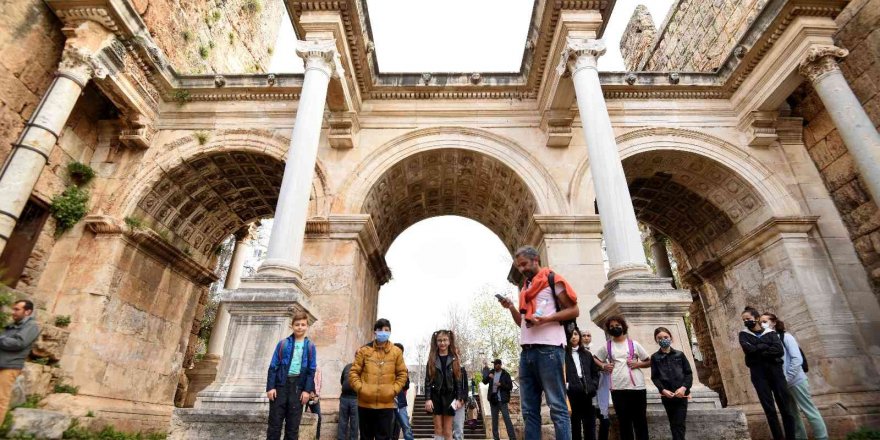 Çocuklar ve gençler, profesyonel rehberler eşliğinde Kaleiçi’ni gezdi