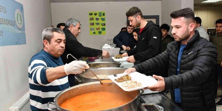 Tufanbeyli’de Üniversite Öğrencileri Başkan Ergü İle İftarlarını Açtı
