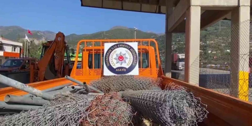 Hatay’da otoyoldaki tel ve demir çitleri çalan 2 şüpheli yakalandı