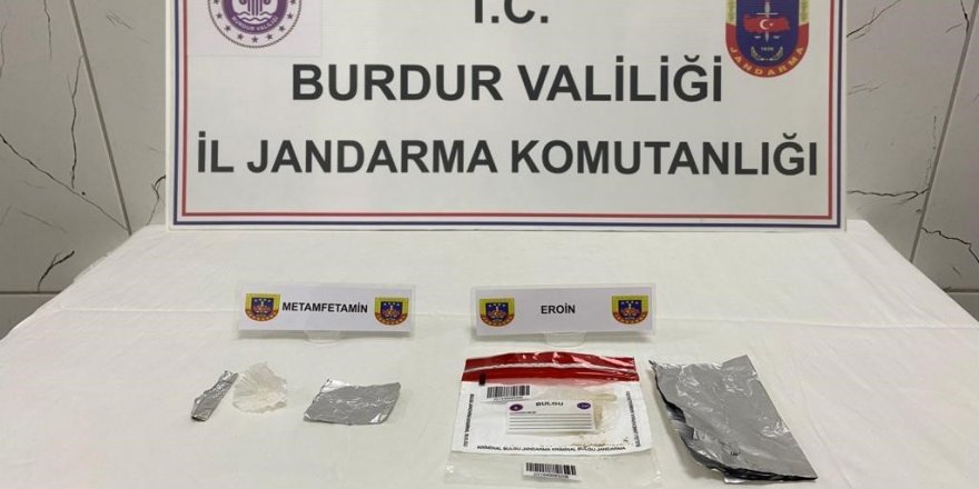 Burdur’da şüpheli iki araçta uyuşturucu madde ele geçiridi