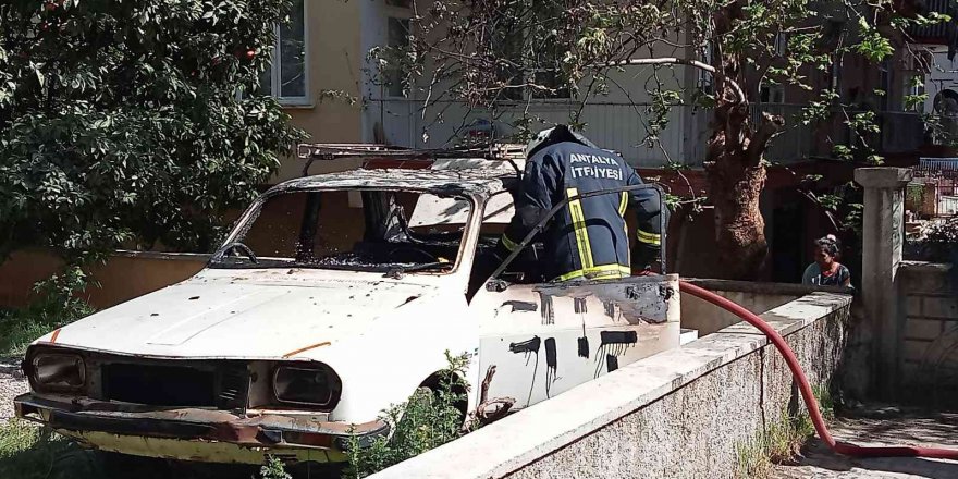 Antalya’da araç yangını