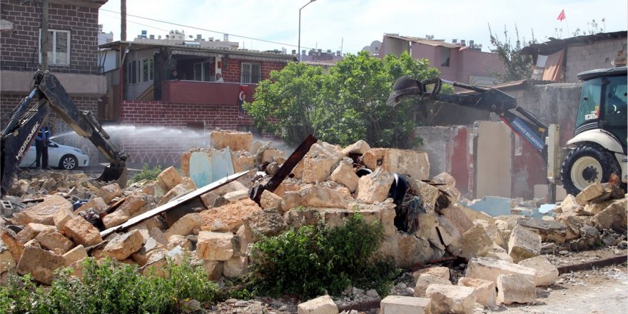 Akdeniz’de 3 metruk bina yıkıldı