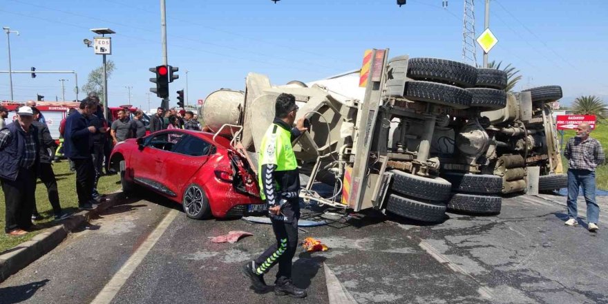 Beton mikseri önce kamyona ve otomobile çarptı, ardından bir aracın üzerine devrildi