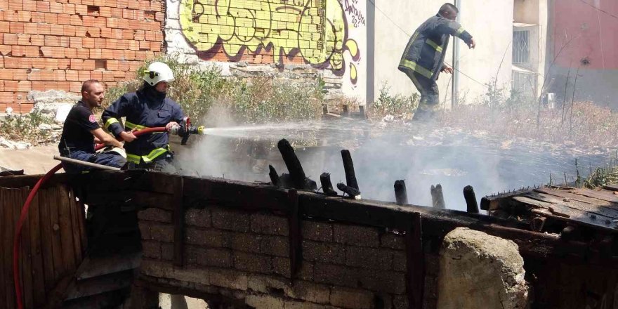 Antalya’da kullanılmayan tarihi yapı yandı, mahalle muhtarı isyan etti